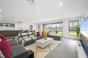 Spacious Modern 4Bedroom Retreat near Gregory Hill Narellan
